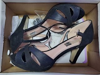 Zapatos talla 39 con tacón excelente estado.
