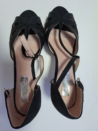 Zapatos talla 39 con tacón excelente estado.