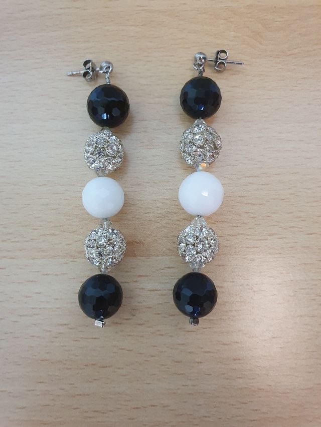 Orecchini luminosi bianchi e neri
