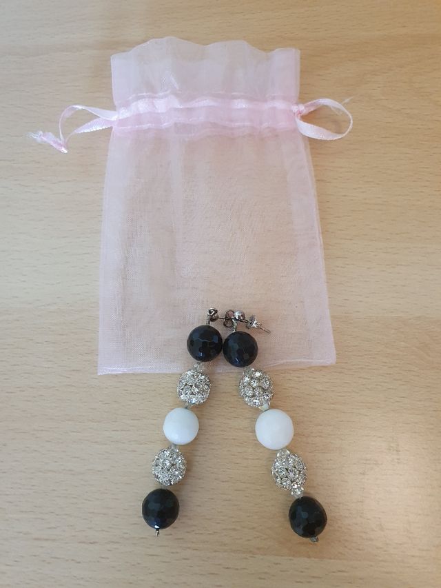 Orecchini luminosi bianchi e neri
