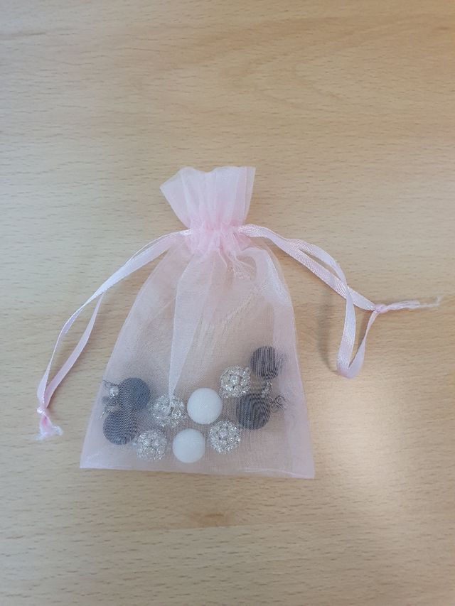 Orecchini luminosi bianchi e neri