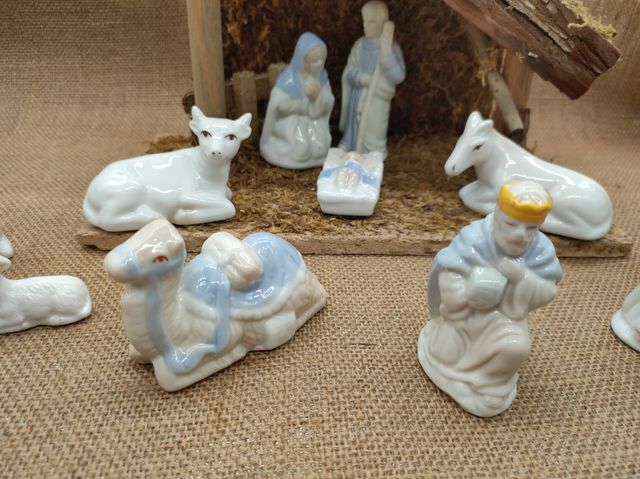  Portal de madera y corcho BELÉN Y 10 FIGURAS