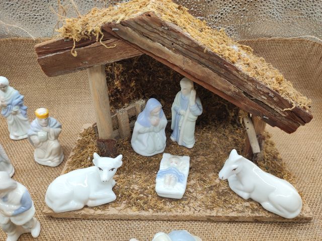  Portal de madera y corcho BELÉN Y 10 FIGURAS
