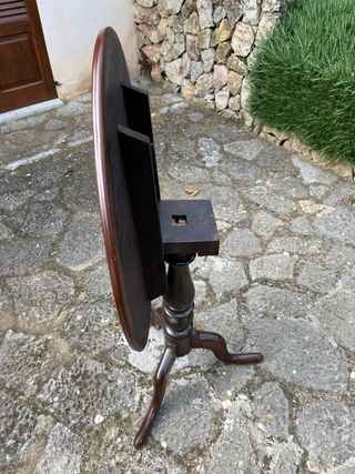 Mesa auxiliar antigua