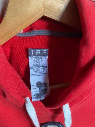 Sudadera roja de Zara, con capucha