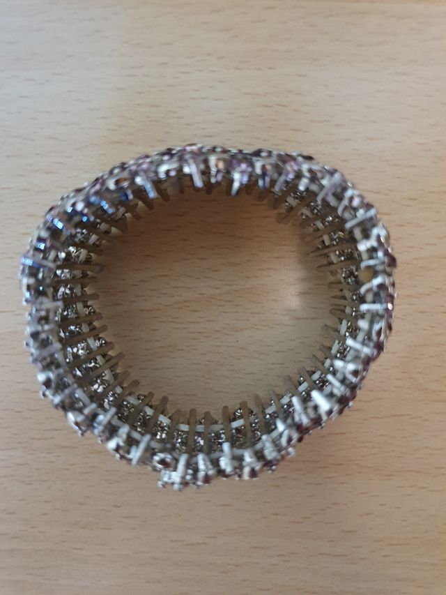 Bracciale con pietre rosa e viola