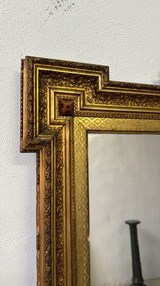 Elegante espejo en madera con penacho.