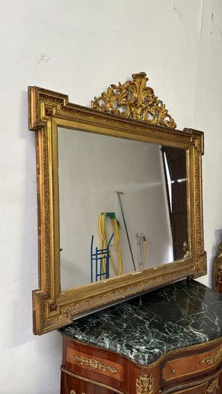 Elegante espejo en madera con penacho.