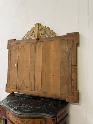 Elegante espejo en madera con penacho.
