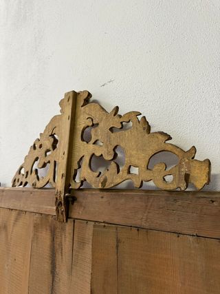 Elegante espejo en madera con penacho.