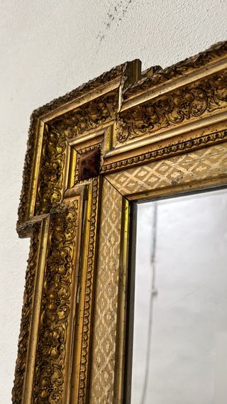 Elegante espejo en madera con penacho.