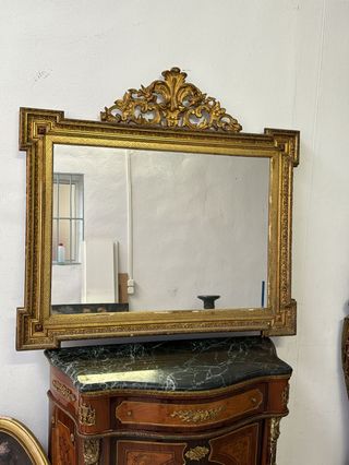 Elegante espejo en madera con penacho.