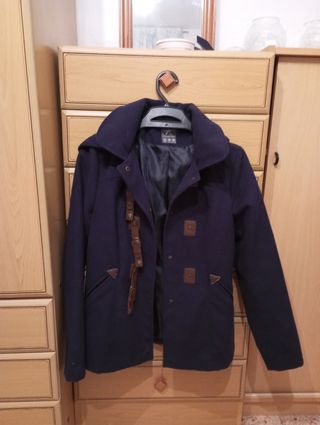 abrigo azul oscuro talla M. marca atmosphere.