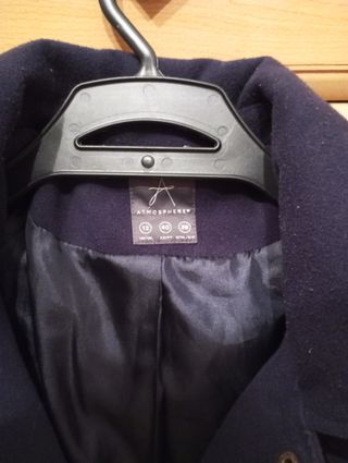 abrigo azul oscuro talla M. marca atmosphere.