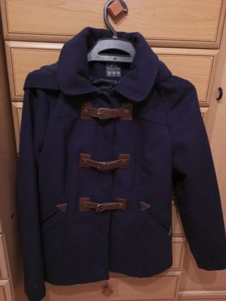 abrigo azul oscuro talla M. marca atmosphere.