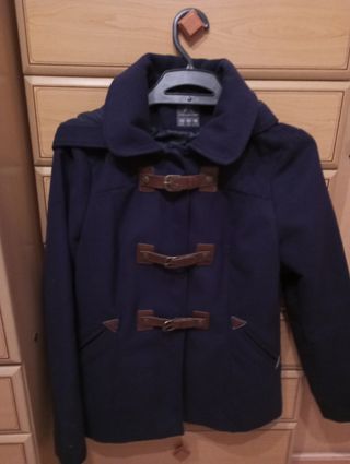 abrigo azul oscuro talla M. marca atmosphere.