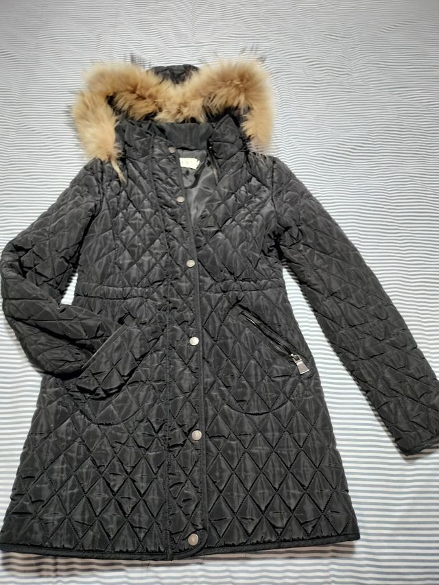 Chaquetón negro con capucha