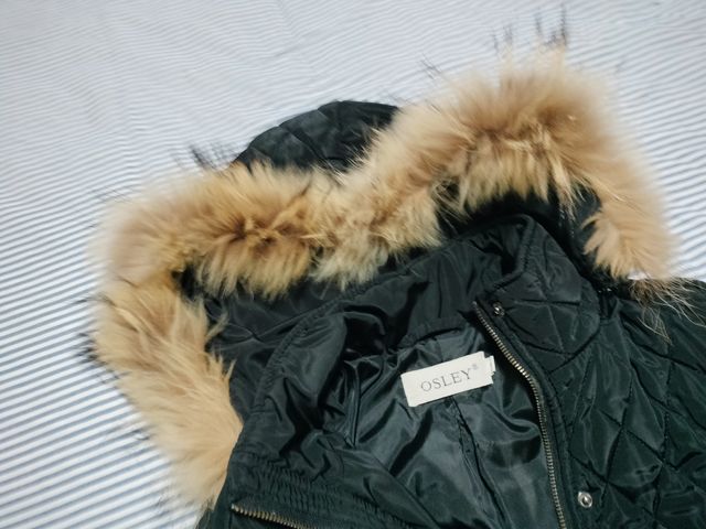 Chaquetón negro con capucha