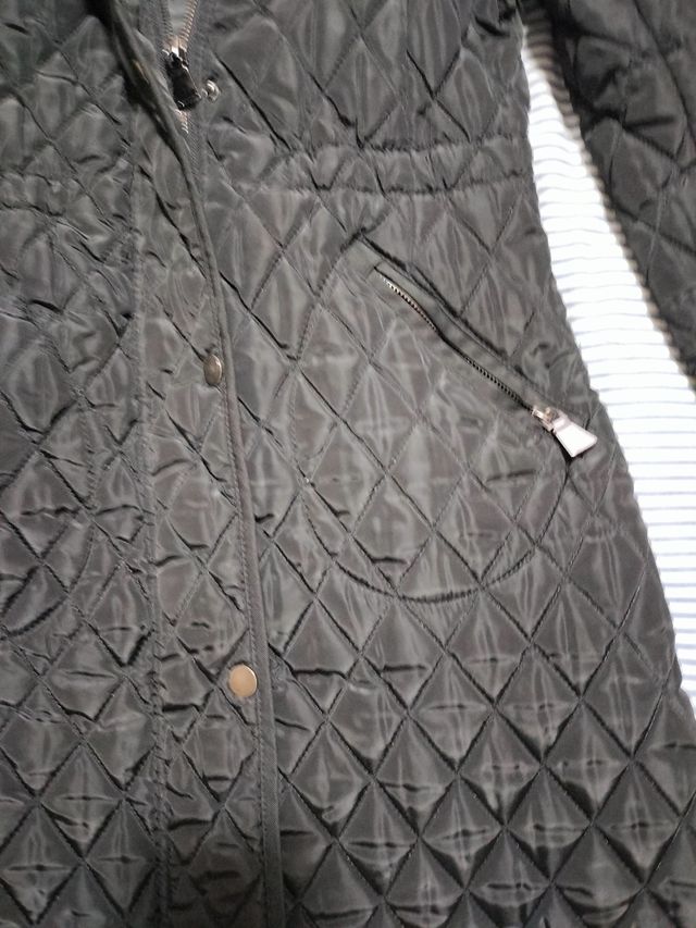 Chaquetón negro con capucha