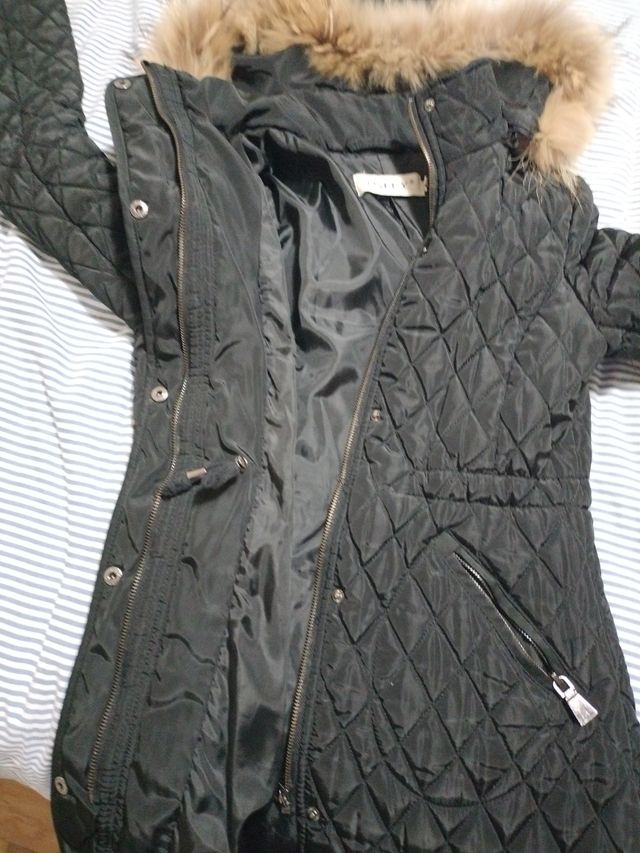 Chaquetón negro con capucha