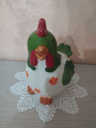 Portamestoli in ceramica a forma di gallina