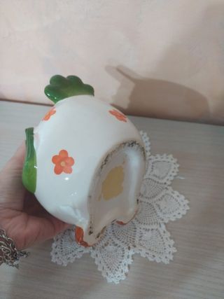 Portamestoli in ceramica a forma di gallina
