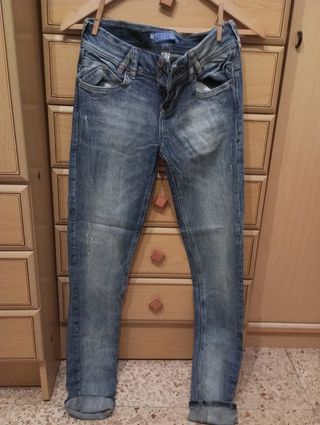 pantalones vaqueros mujer talla M. Bershka.