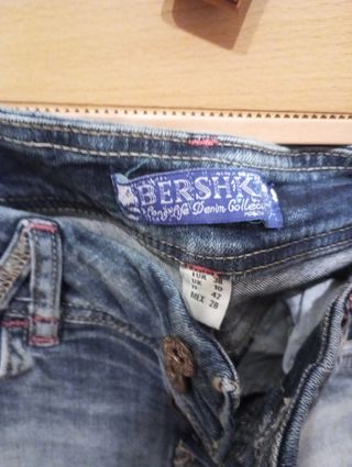 pantalones vaqueros mujer talla M. Bershka.