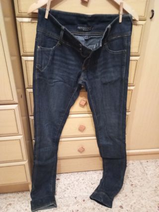 vaqueros Azul marino mujer. talla M Bershka