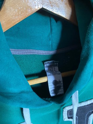 Sudadera verde con letra N de Zara