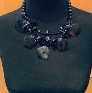 collar con concha de carey haciendo flores