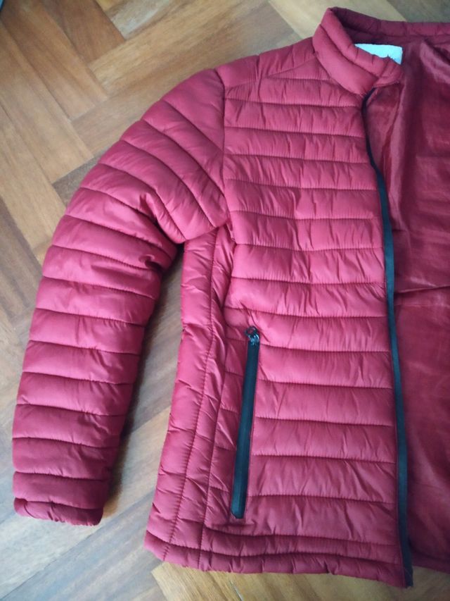 Cazadora de abrigo. Granate. Talla L