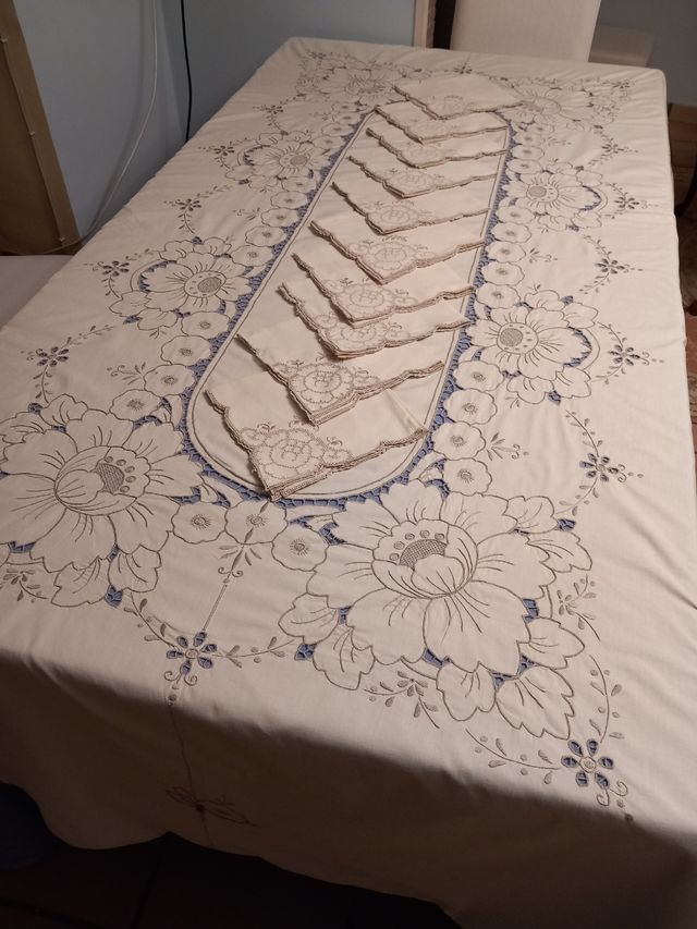 Tovaglia ricamata +10tovaglioli