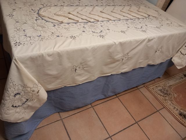 Tovaglia ricamata +10tovaglioli