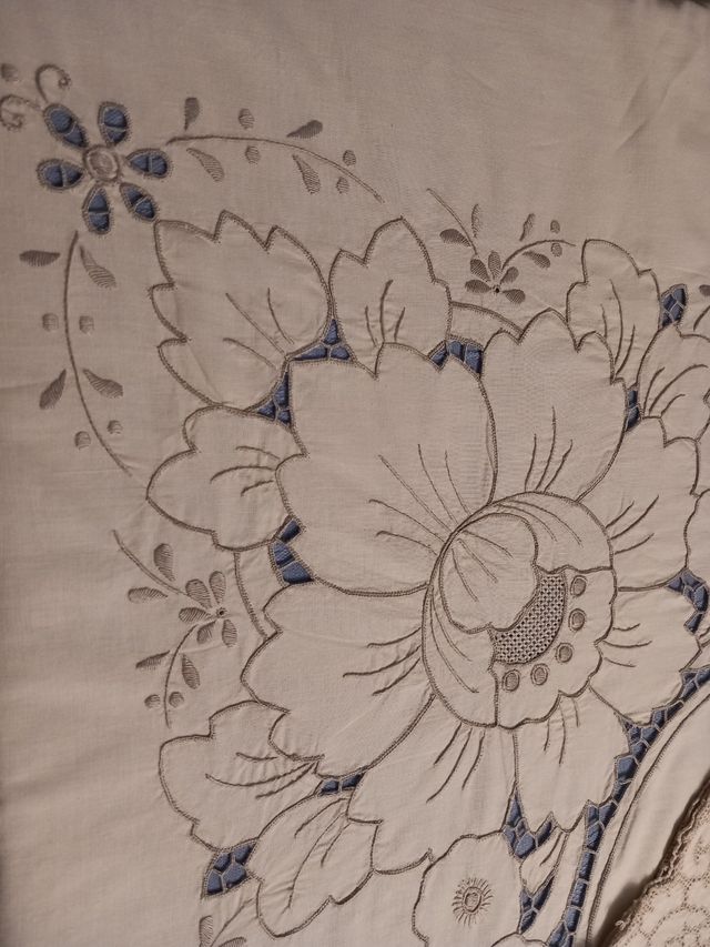 Tovaglia ricamata +10tovaglioli