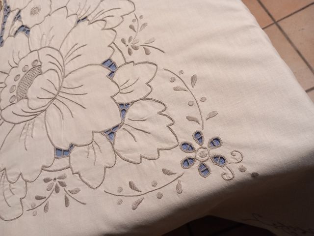 Tovaglia ricamata +10tovaglioli