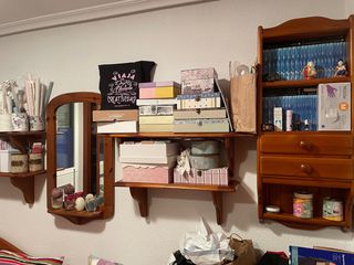 habitacion entera: cama estanterias espejo...