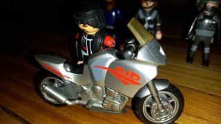 Furgon de policía  playmobil+2 motos y accesorios