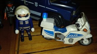 Furgon de policía  playmobil+2 motos y accesorios