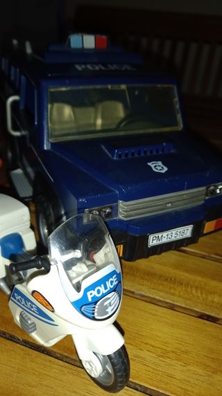 Furgon de policía  playmobil+2 motos y accesorios