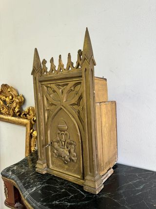 Antiguo Sagrario dorado estilo gótico.