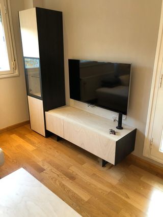 Mueble para television y vitrina.