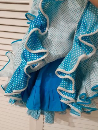 Vestido de sevillana niña  mide de cintura 64 cm