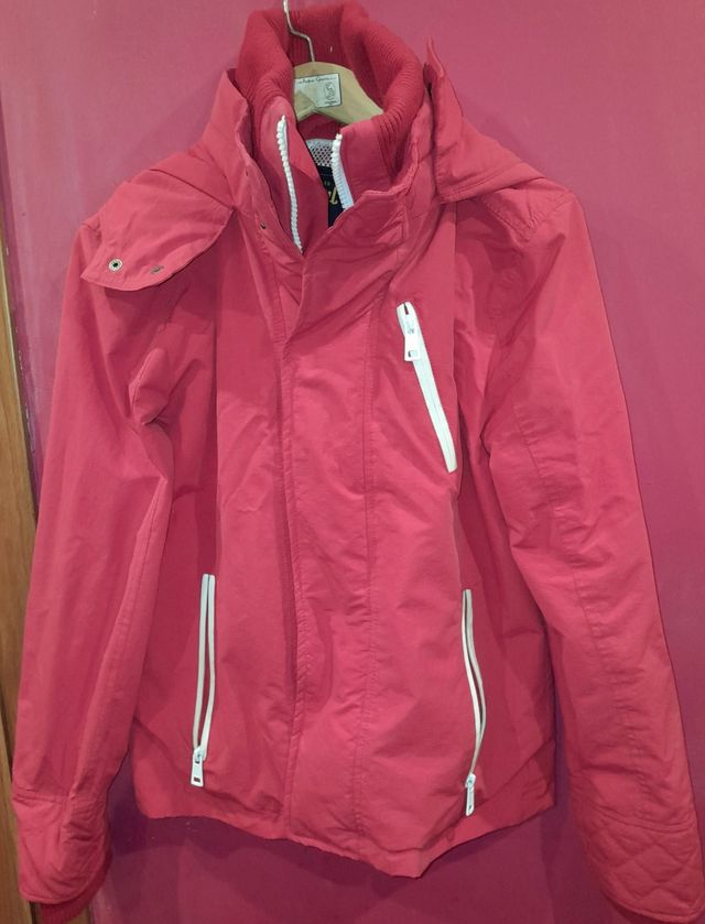 Cazadora roja con capucha. Nueva.