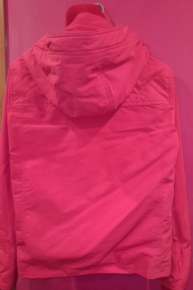 Cazadora roja con capucha. Nueva.