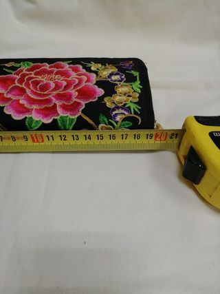 Cartera larga con bordados de flores
