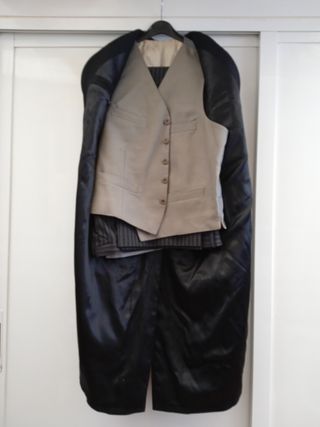 CHAQUÉ COMPLETO: CHAQUÉ, PANTALÓN Y CHALECO GRIS