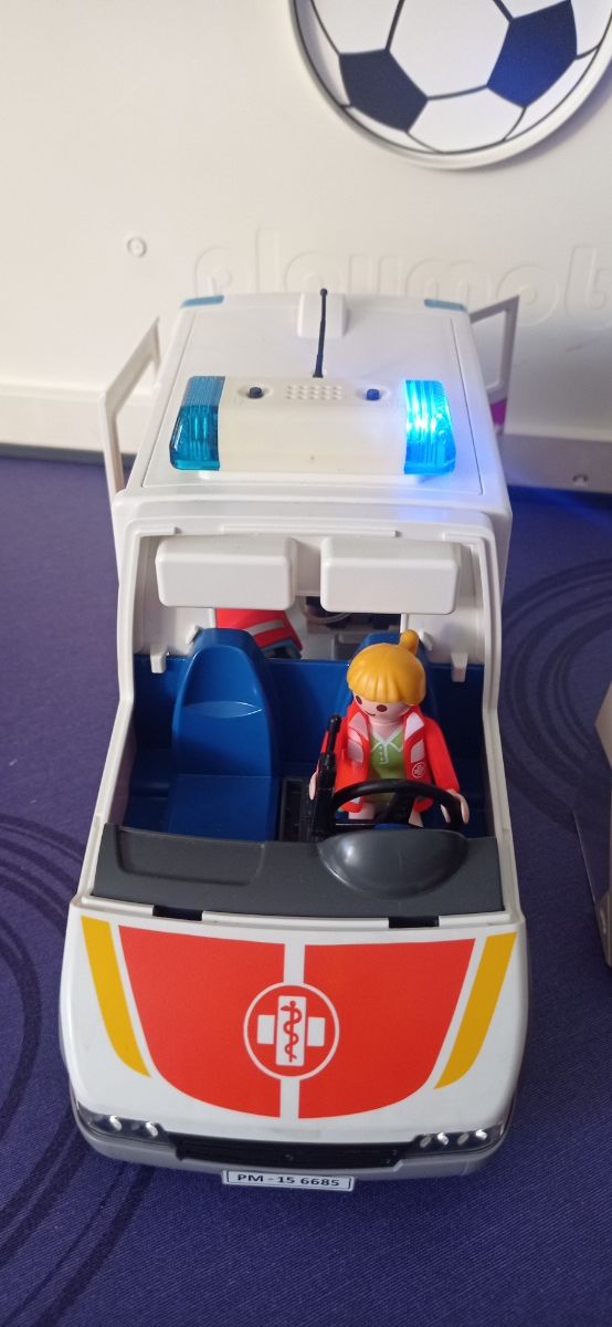 PLAYMOBIL-Ambulancia-