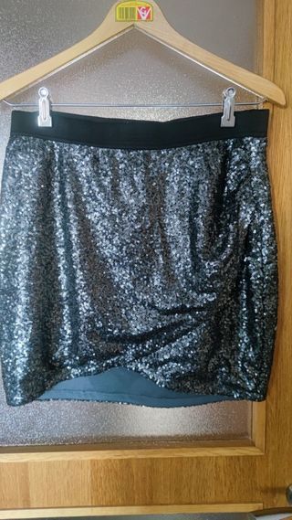 Falda corta de lentejuelas