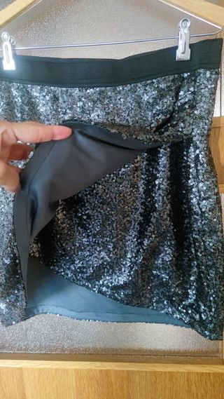 Falda corta de lentejuelas